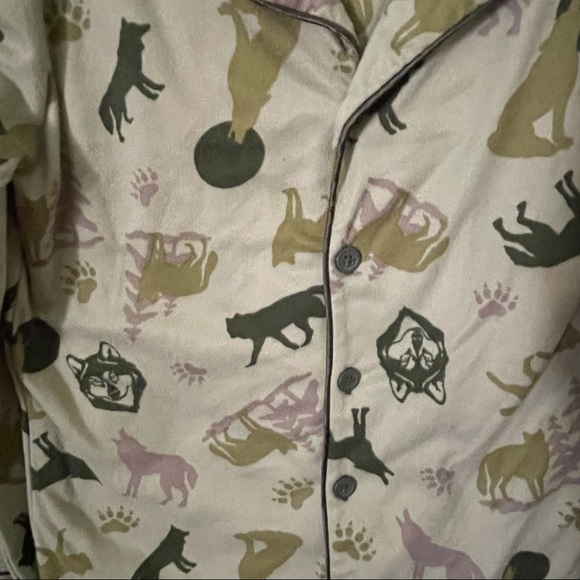 Bass Pro boys sz 7 PJ’s and robe set; 100% polyester; Green and brown wolf print - Picture 6 of 6